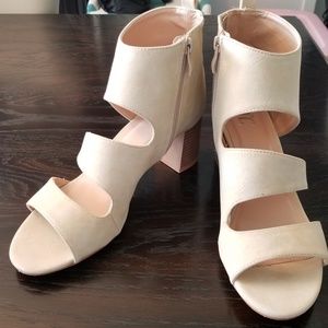 Gorgeous off white side zip sandal